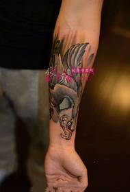 Immagine creativa del tatuaggio del braccio dell'uccello arrabbiato