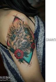 Pola tato anjing warna lengan