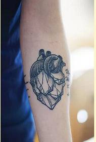 Slika lijepe modne ruke osobnosti srca tetovaža srca