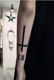 Sarotra vita amin'ny sangan'olon-tsotra mijery sary mihetsika cross tattoo