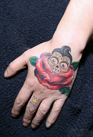 Färg skalle rosarm tatuering bild