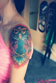 ຮູບແຕ້ມ tattoo ແຂນ owl ທີ່ມີແຂນ