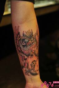 Kreativ europeisk stil vindkrona owl arm tatuering bild