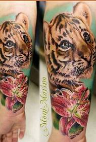 Osobna ruka moda u boji tigar tetovaža uzorak preporučena slika