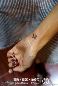 Egyszerű és nagylelkű csillag tetoválás minta