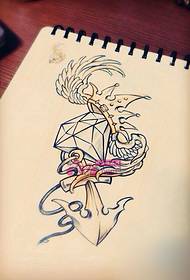 Imagen creativa del tatuaje del brazo de la corona de diamantes
