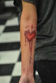 ذراع جميل في صورة قلب دموي