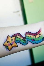 Stelle colorate belle del braccio di modo della ragazza con le immagini del modello della nota musicale