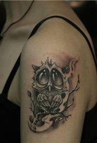 Снимка на женска ръка красива изглеждаща татуировка на сова татуировка