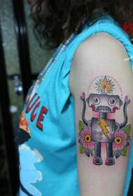 Krahu i vajzës mund të shihet modeli i tatuazhit të robotëve