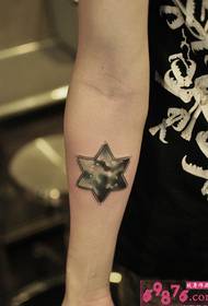 تصویر هندسی هاراجووکو ستاره تاتو بازوی ستاره