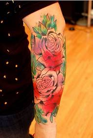Immagine del tatuaggio rosa splash colorato dall'aspetto piacevole braccio elegante