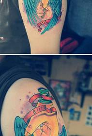 Kreatív kar tetoválás kép szárnyakkal és kezekkel