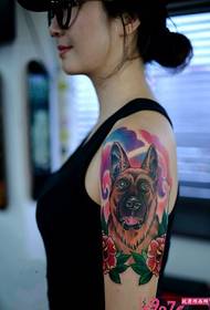 Schéinheetsarm däitsch schwaarz Réck Hond Tattoo Bild