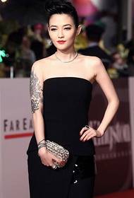 Adatti l'immagine bella del modello del tatuaggio del braccio della bella donna