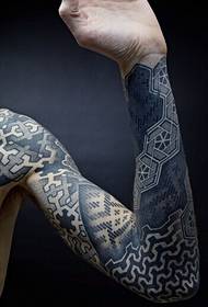 Totem blomma arm tatuering som är populär bland mode människor