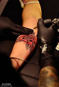 Рука у боји тетоважа ружа