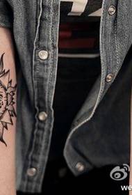 Modello di tatuaggio del sole della luna con la punta della spina punto super serio