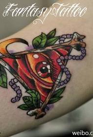 Farebné rameno vo vnútri tetovacieho vzoru God Eye