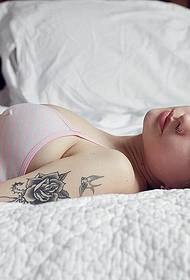 Europeiska och amerikanska sexiga vackra kvinnor arm tatueringsmönster bilder