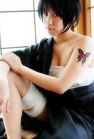 Bella donna bella e bella foto di tatuaggi di farfalla