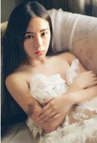 Foto affascinante del tatuaggio del braccio di fascino seducente sexy della ragazza di mistero