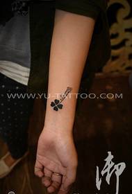 Patrón de tatuaxe de trevo de catro follas de boneca feminina