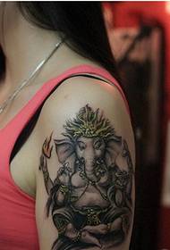 Braccio femminile bella moda come immagine del modello del tatuaggio di Dio