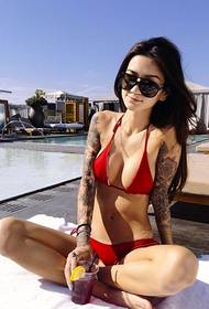 Qurxinta moodada oo tusaya tattoo gacan
