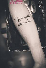 Piccola immagine fresca del tatuaggio del braccio di alfabeto inglese
