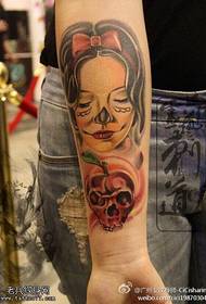 Modeli i tatuazhit të kafkës së vajzave me ngjyra të krahut