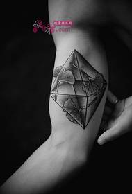 Geometrisk kløverarm sort-hvid tatovering