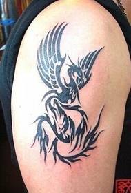 Un simple tatuaje de tótem fénix en la parte superior del brazo
