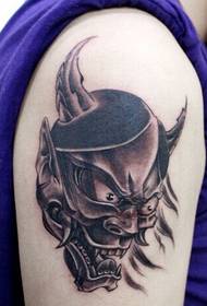 yon élégance tatoo nwa e blan sou bra an