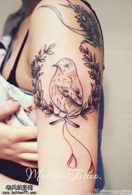 Маленькая свежая птица татуировка иллюстрация