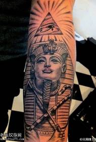 Pamaagi sa bukton sa personalidad nga si Cleopatra nga sumbanan sa tattoo sa likod