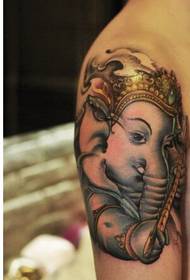 Modă braț masculin cu o poză de tatuaj de elefant drăguț mic