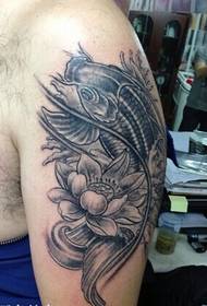 Elegante bellissimo tatuaggio di calamari bianco e nero