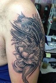 Tattoo bukuroshe e bukur e zi dhe e bardhë e kallamareve