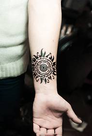 Gambar tato fashion lengan matahari totem