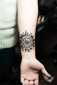 Tatuaxe de moda brazo tótem de sol