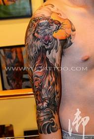 Rankos spalvos kalno tigro tatuiruotės paveikslėlis
