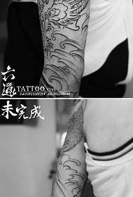 Belleza mujer cara unicornio serpiente tatuaje patrón
