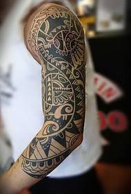Stilīgs totēma ziedu rokas tetovējums