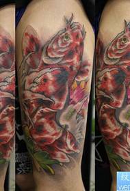 Litrík koi lotus húðflúr á handlegg