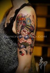Immagine del tatuaggio geisha di colore del braccio femminile