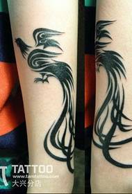 Tatuaggio totem fenice braccio ragazza