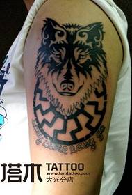 Tatuagem de totem de lobo de braço de menino