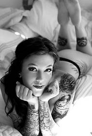 Sexy meisie arm swart en wit mooi persoonlikheid tattoo foto