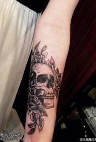 Modello di tatuaggio teschio personalità grigio nero braccio femminile